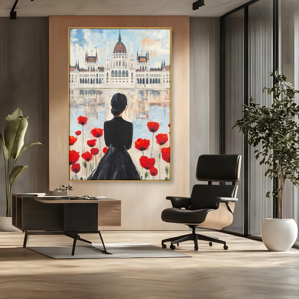 Tablou canvas cu tablou canvas cu femeie si maci, in rama de aluminiu auriu, pe perete intr-un birou